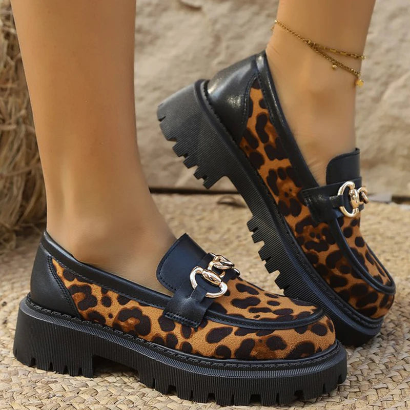 Mocasines de Leopardo Retro con Plataforma | Gamuza y Detalle Metálico | Punta Redonda