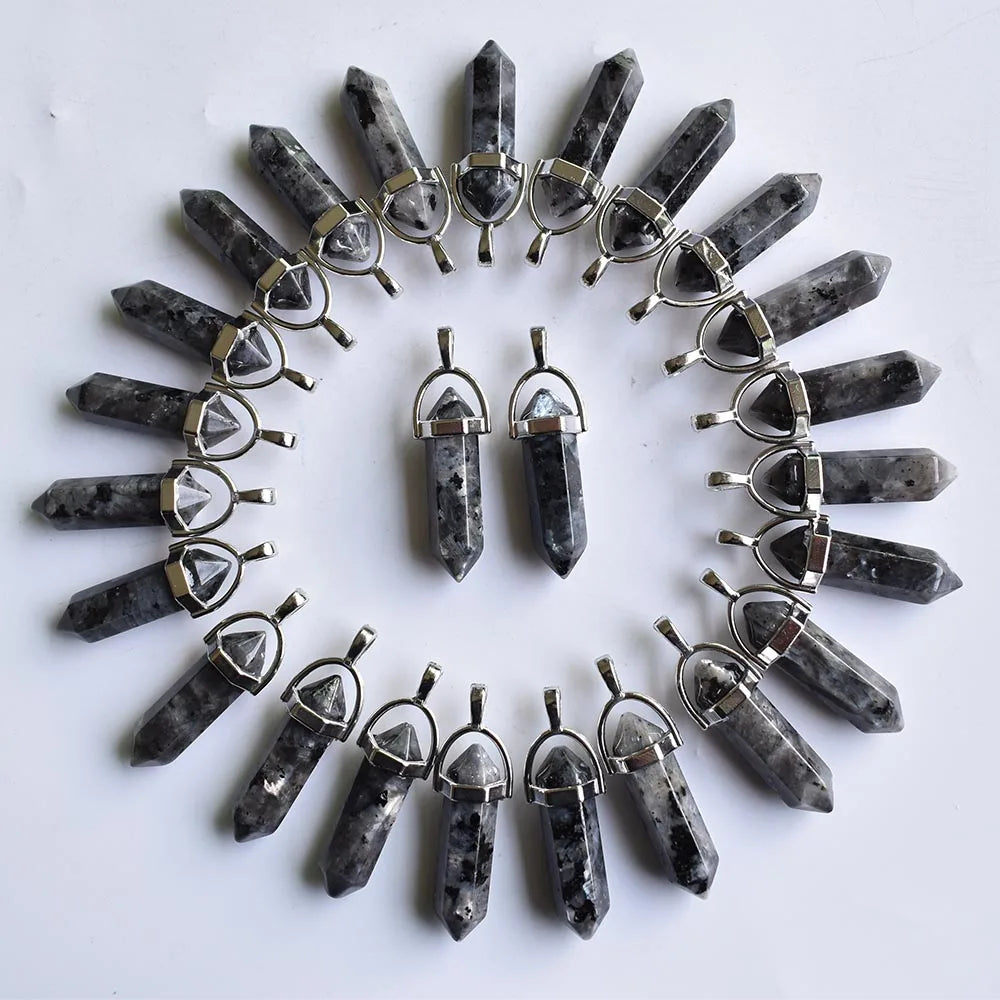 Venta al por mayor, 24 unids/lote, calidad de moda, surtido de piedra natural, dijes de pilar mezclados, colgantes y collares de chakra para hacer gratis