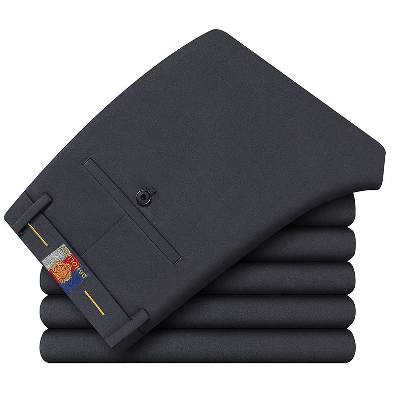 Una pila de cinco pantalones de vestir formales o de traje de hombre de color gris oscuro o carbón.