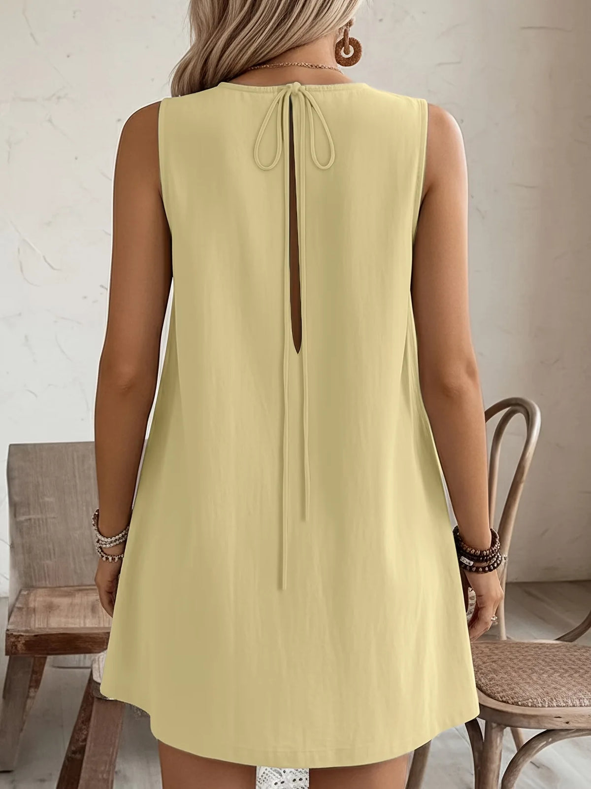 Vestido Corto Liso Sin Mangas con Bolsillos