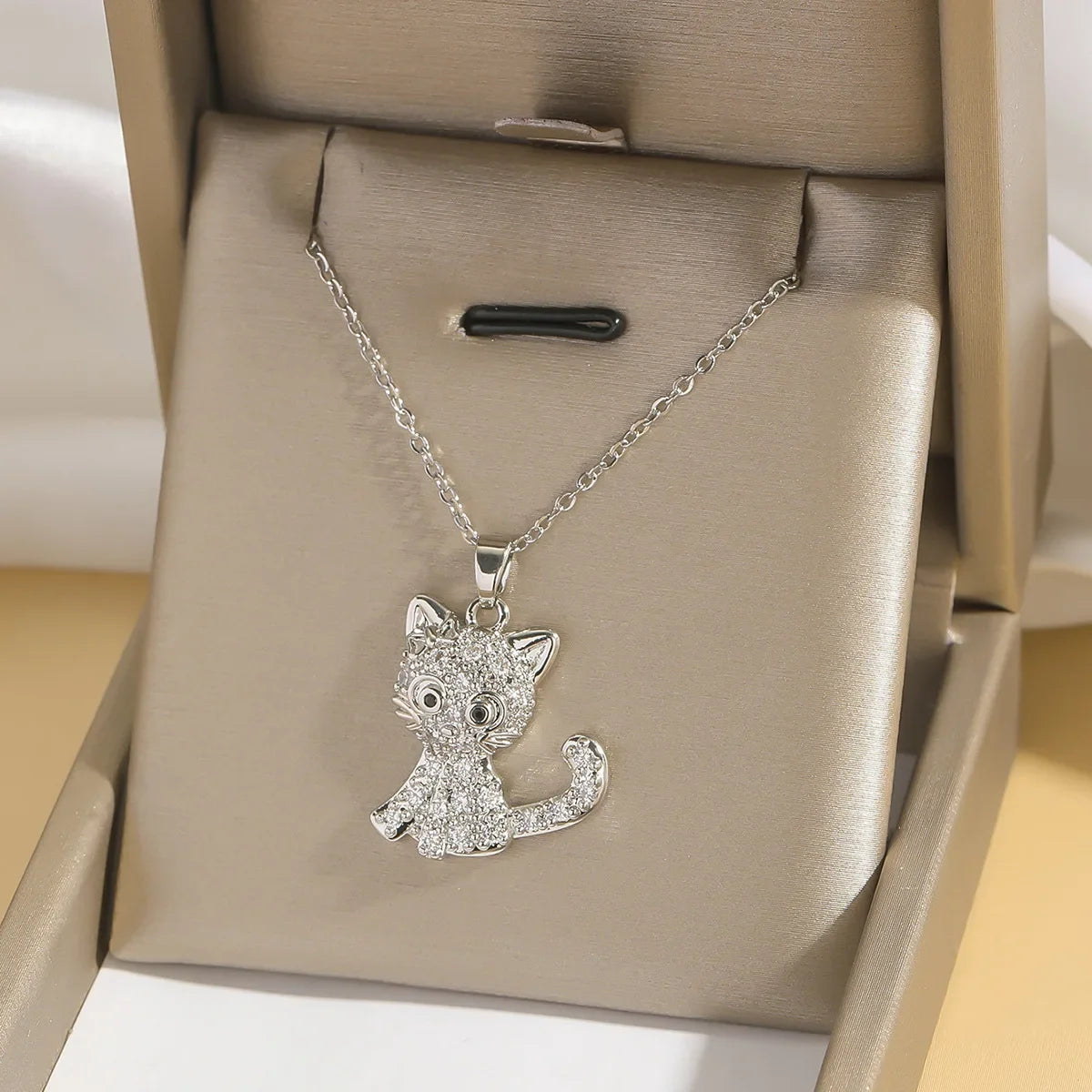 Sanrio lindo Hello Kitty collares con colgante de circón para mujeres niñas encantador gato de dibujos animados gatito cadena de acero inoxidable regalos de joyería