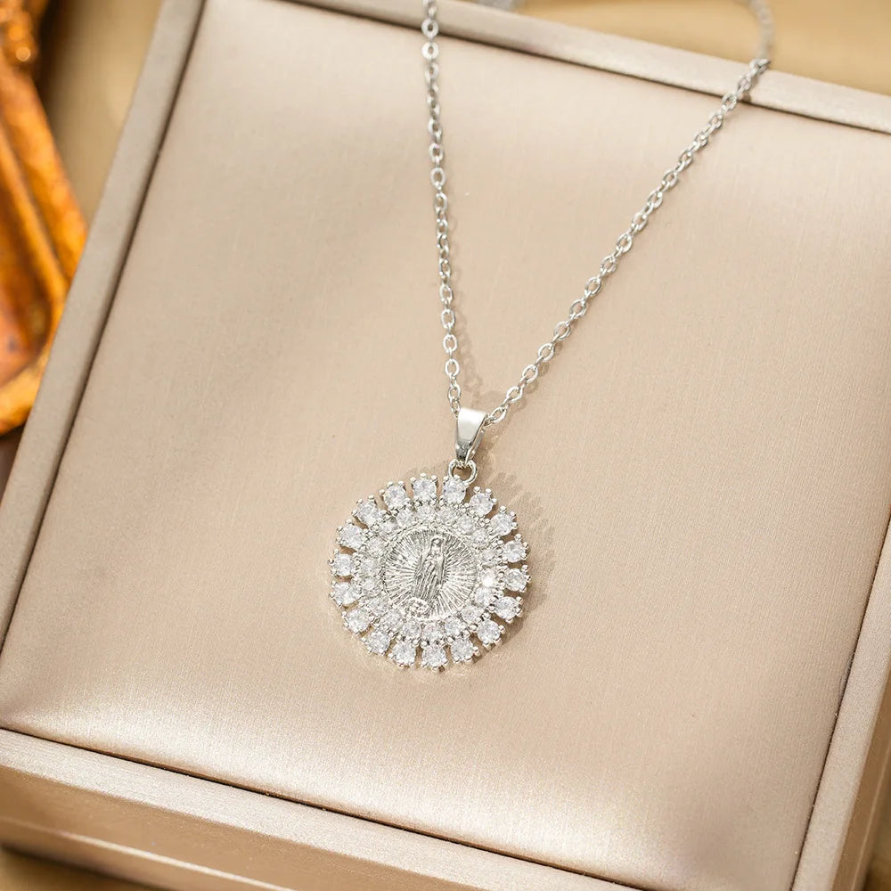 Cadena de acero inoxidable de lujo con circonita de la Virgen María, collares con colgante redondo para mujeres y hombres, joyería religiosa, accesorios de regalos
