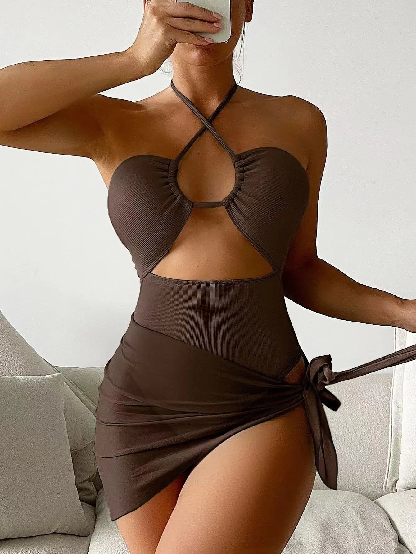Bañador de Una Pieza Halter Recortado con Falda - Estilo Sexy y Monocromático