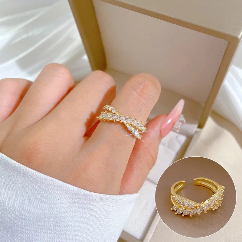 Anillos cruzados de circón de lujo a la moda para mujeres y niñas, anillo de dedo de cobre abierto ajustable de Color dorado, accesorios, regalos para amantes
