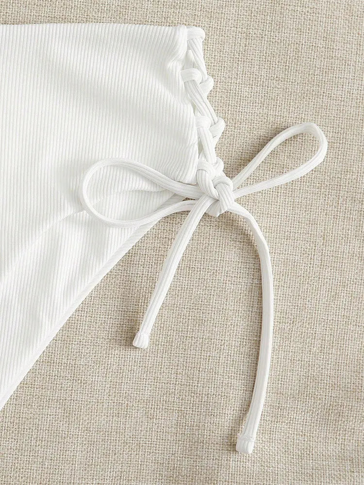 Bikini con Cordones y Cuello en V Profundo - Triangulares