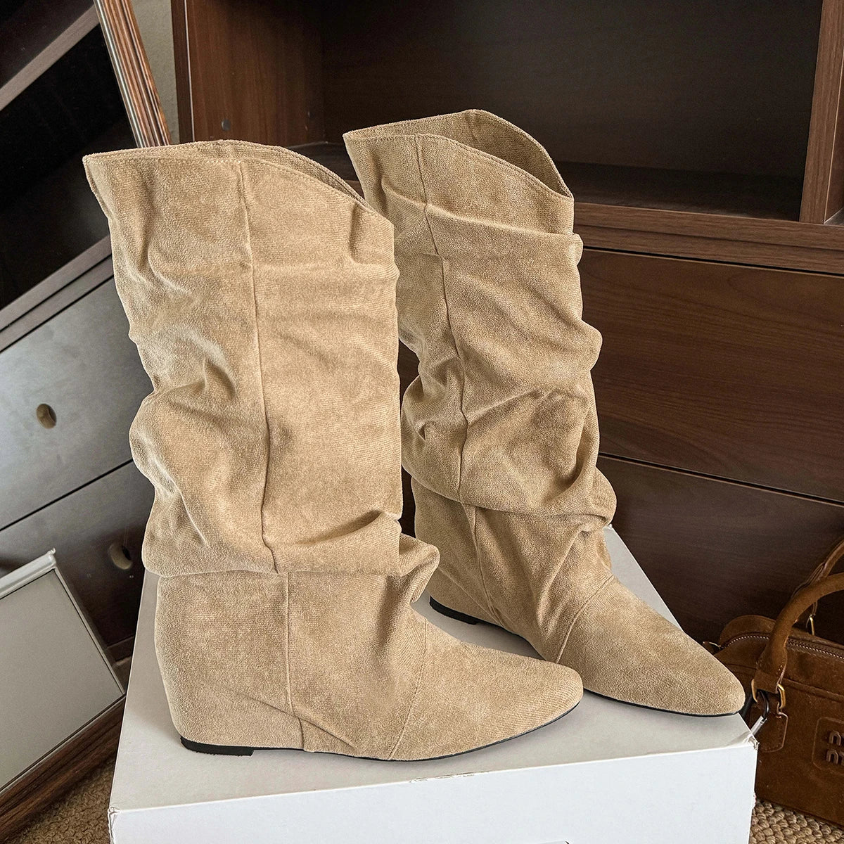 Estilo Retro: Botas de Gamuza de Media Pantorrilla