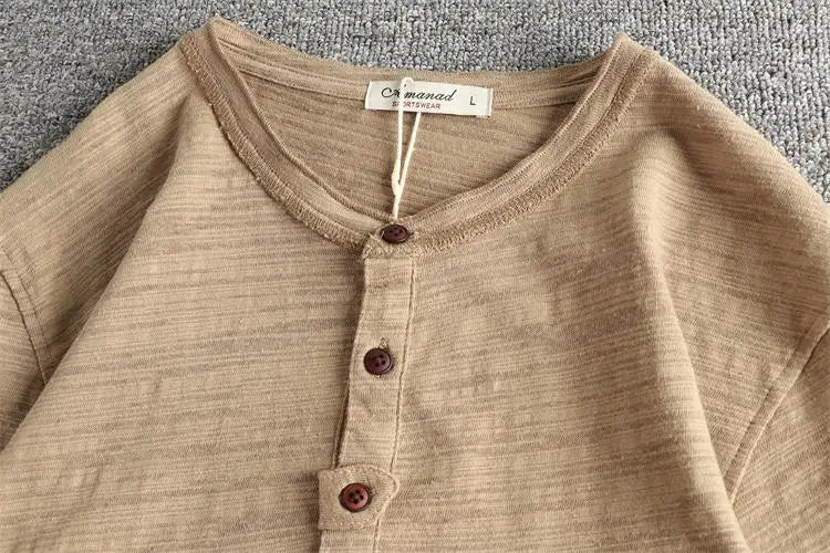 Cuello Camiseta básica hombre en TicoTrendy color beige | Algodón 100% | Cuello con botones | Estilo retro | Manga corta.