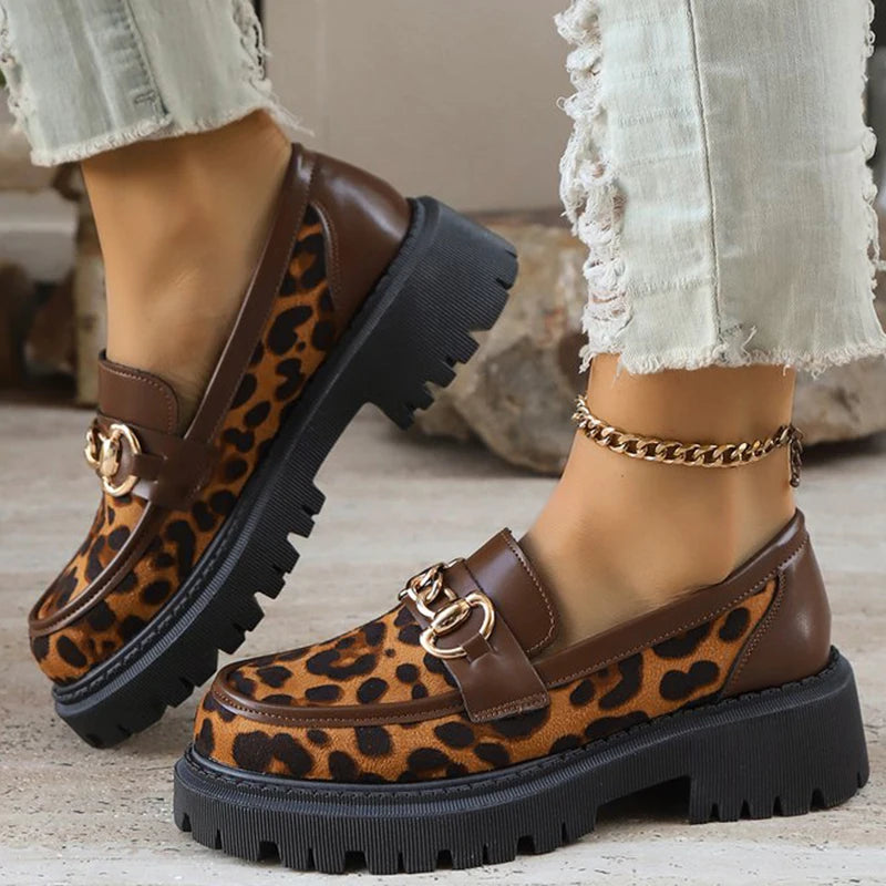 Mocasines de Leopardo Retro con Plataforma | Gamuza y Detalle Metálico | Punta Redonda