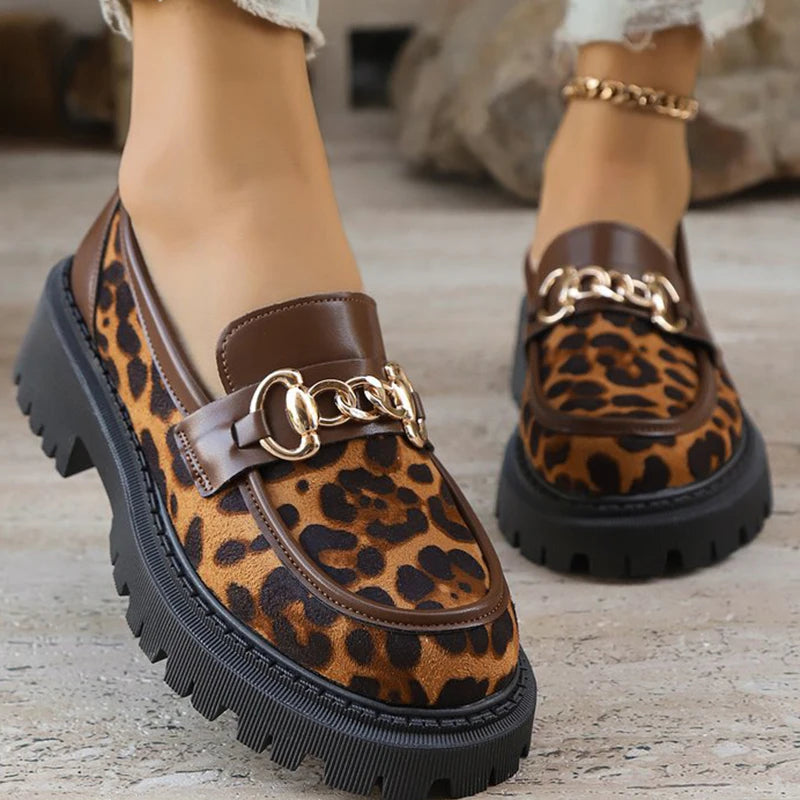 Mocasines de Leopardo Retro con Plataforma | Gamuza y Detalle Metálico | Punta Redonda