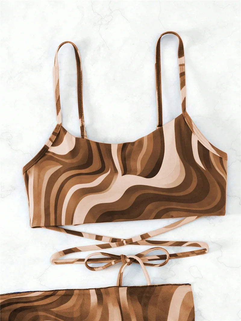 Bikini con Estampado Ondulado y Falda - Conjunto Práctico y Bonito