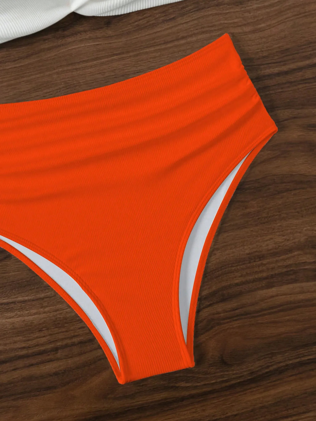 Bikini con Tirantes Finos y Cuello en V - Cintura Alta Torcida