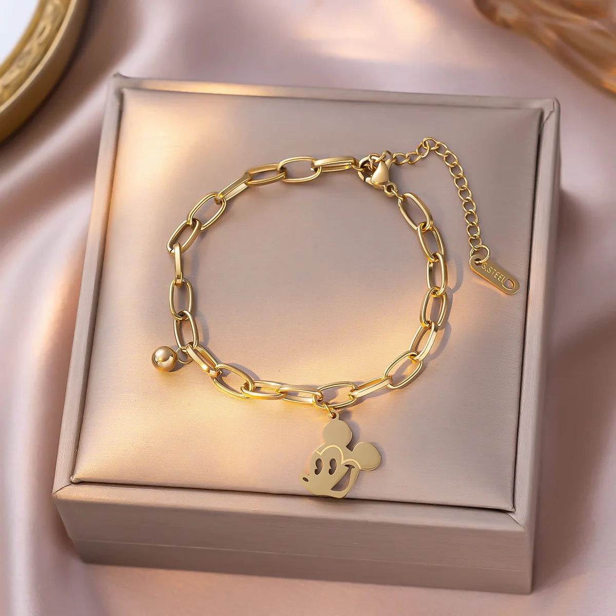 Pulseras con dijes de Mickey de acero inoxidable de Color dorado para mujeres y niñas, accesorios de mano bonitos de dibujos animados, regalos de joyería para amigos
