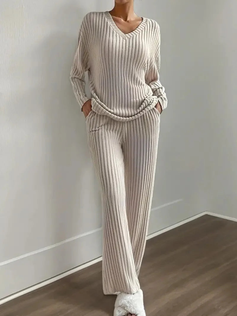 Traje Casual Rayas Albaricoque | Pantalón Recto | Cuello V | Look de Hogar P/V 2025