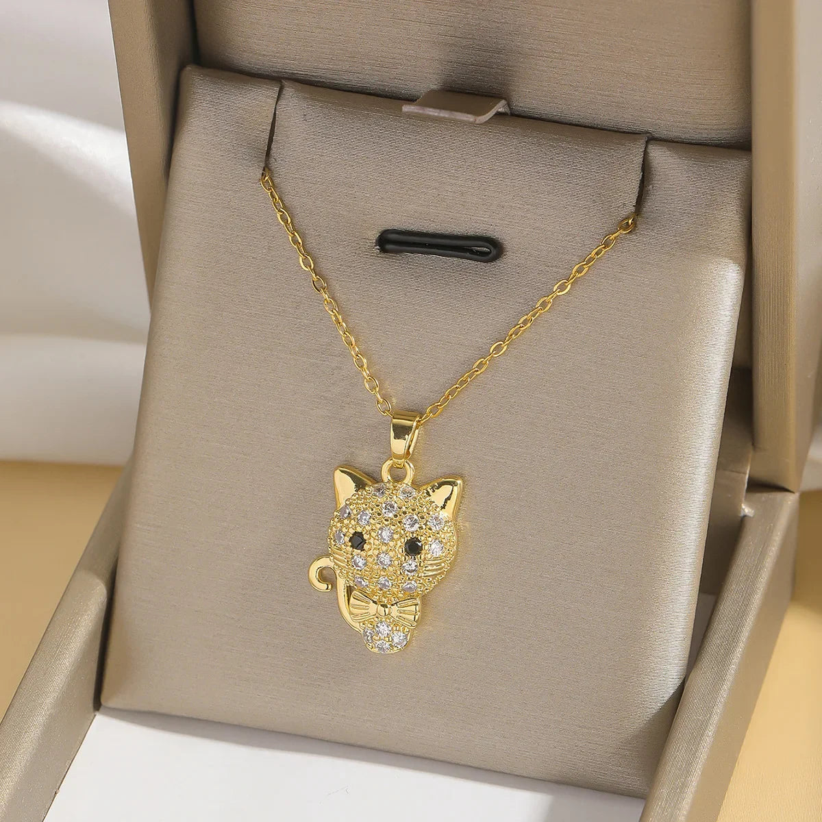 Sanrio lindo Hello Kitty collares con colgante de circón para mujeres niñas encantador gato de dibujos animados gatito cadena de acero inoxidable regalos de joyería