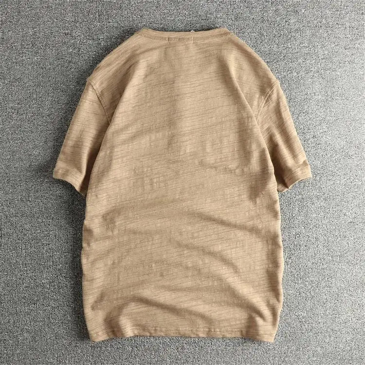 Lado atrás camiseta básica hombre en TicoTrendy color beige | Algodón 100% | Cuello con botones | Estilo retro | Manga corta.