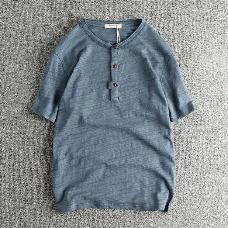 Camiseta básica hombre en TicoTrendy color celeste | Algodón 100% | Cuello con botones | Estilo retro | Manga corta.