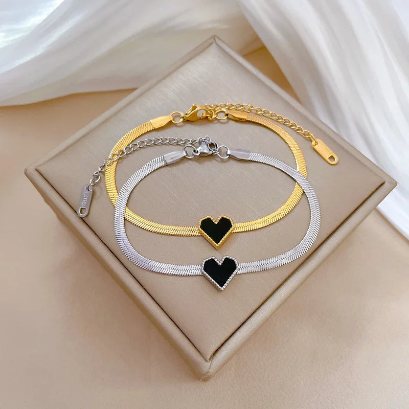 Pulseras con dijes de corazón de amor negro Simple para mujeres y niñas, cadena de serpiente gruesa de moda, accesorios de mano, joyería, regalos de cumpleaños