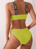 Bikini con Letras y Abertura - Diseño Atrevido y Color Sólido para la Playa