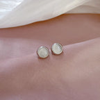 Pendientes redondos simples de piedra lunar para mujeres y hombres, accesorios para las orejas de acero inoxidable de ensueño, regalos de joyería para amigos y amantes
