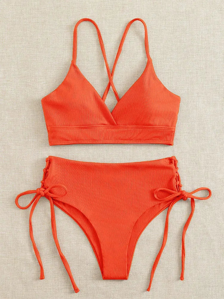 Bikini con Cordones y Cuello en V Profundo - Triangulares