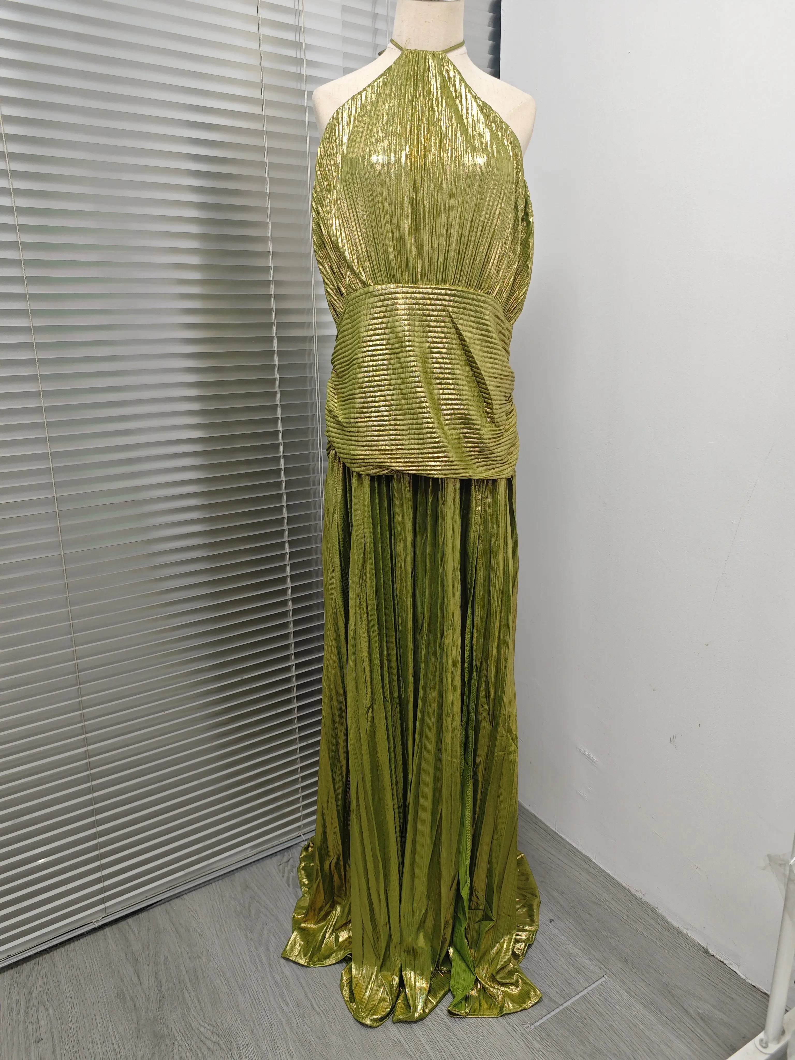 Vestido Largo Dorado Sexy Con Cuello Halter Abertura Alta Plisado