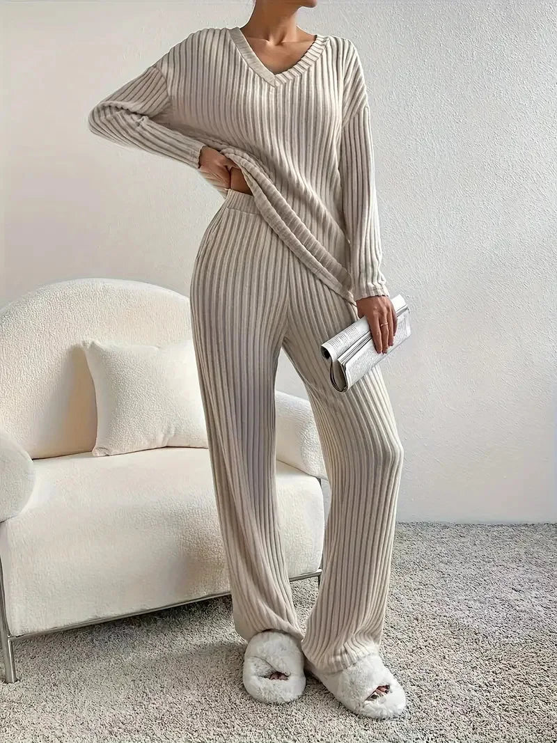 Traje Casual Rayas Albaricoque | Pantalón Recto | Cuello V | Look de Hogar P/V 2025