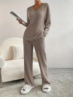 Traje Casual Rayas Albaricoque | Pantalón Recto | Cuello V | Look de Hogar P/V 2025