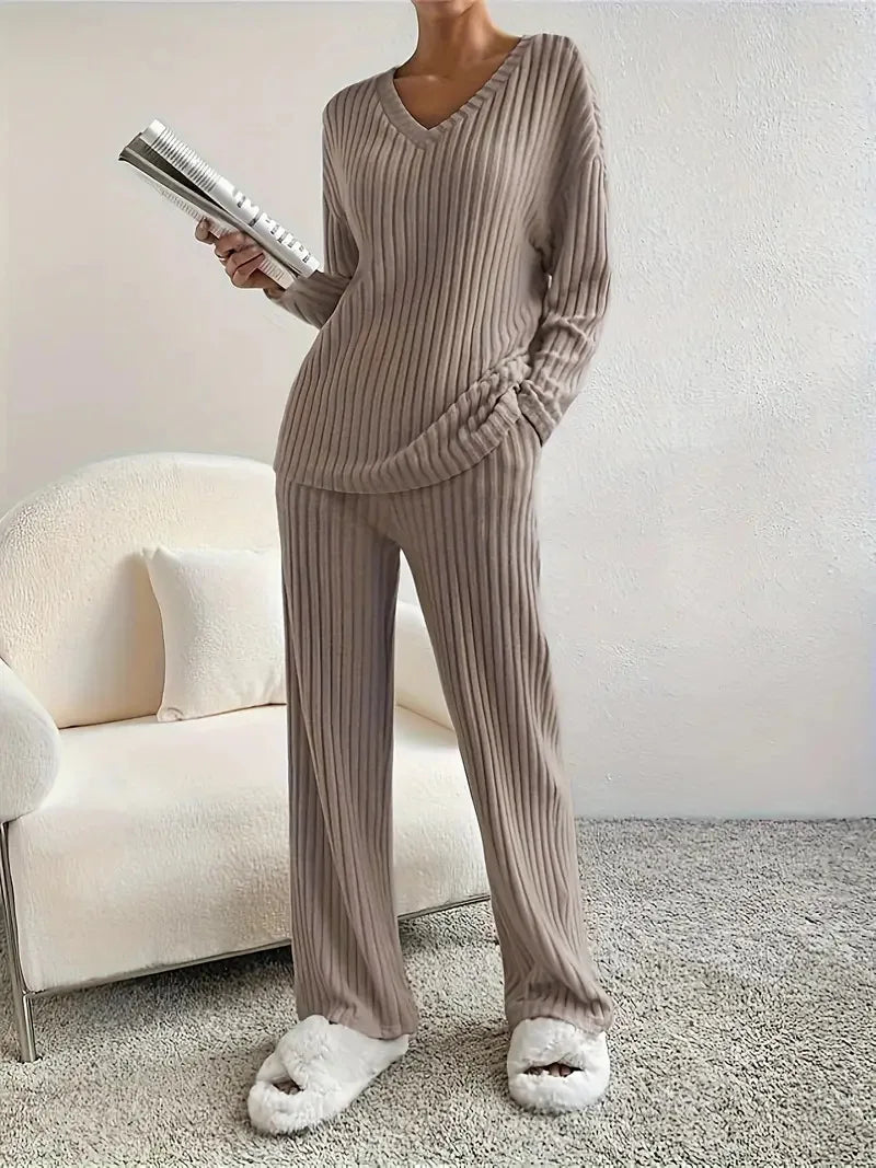 Traje Casual Rayas Albaricoque | Pantalón Recto | Cuello V | Look de Hogar P/V 2025