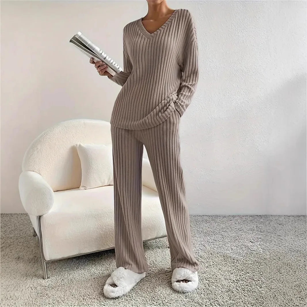 Traje Casual Rayas Albaricoque | Pantalón Recto | Cuello V | Look de Hogar P/V 2025