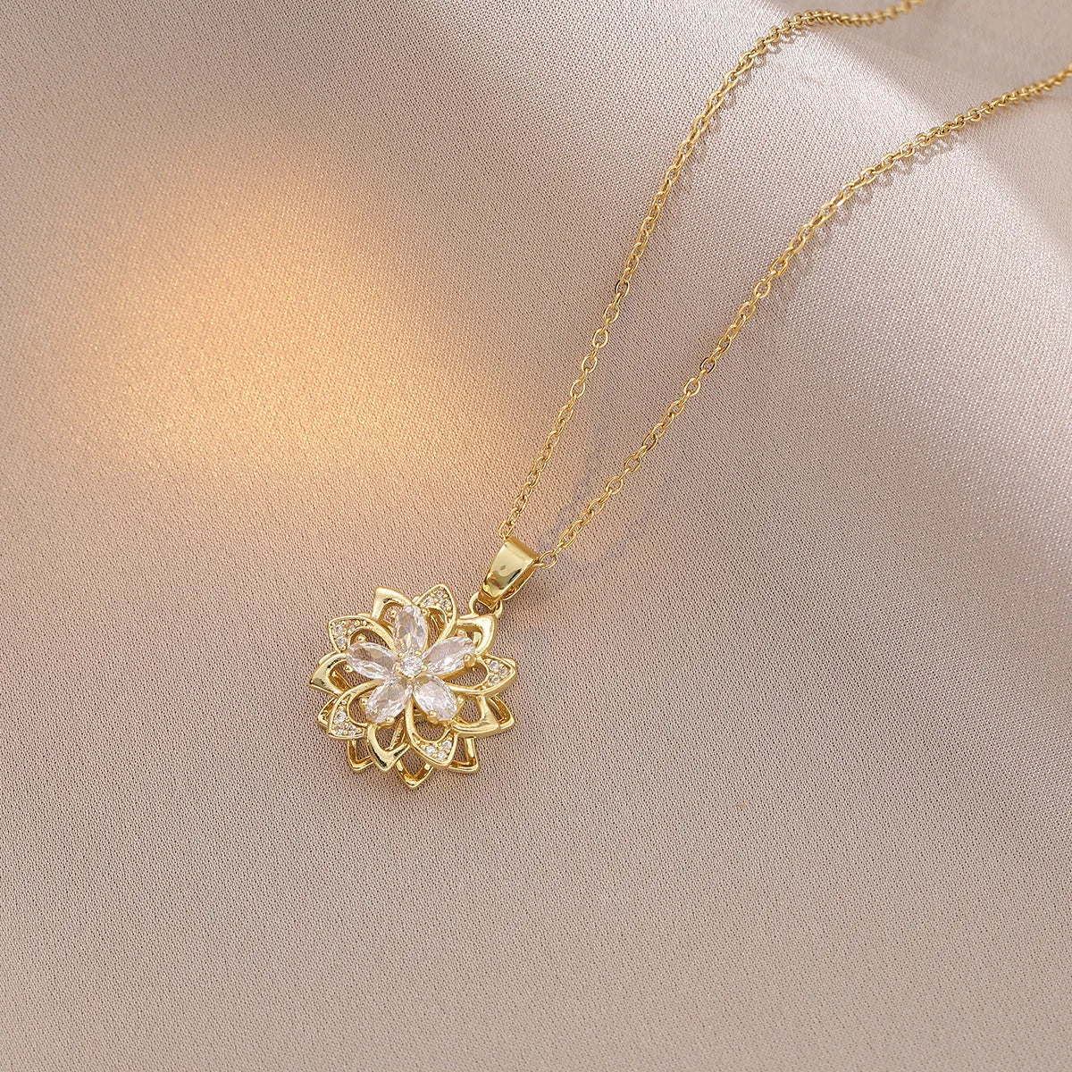Collar con colgante de flor giratorio de circón brillante de lujo para mujer, cadena de acero inoxidable de Color dorado, joyería, accesorio para fiesta y boda