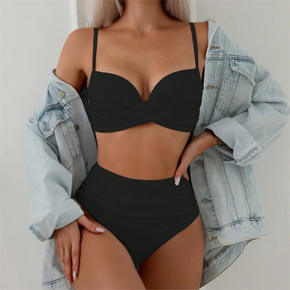 Bikini con Tirantes Finos y Cuello en V - Cintura Alta Torcida