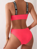 Bikini con Letras y Abertura - Diseño Atrevido y Color Sólido para la Playa