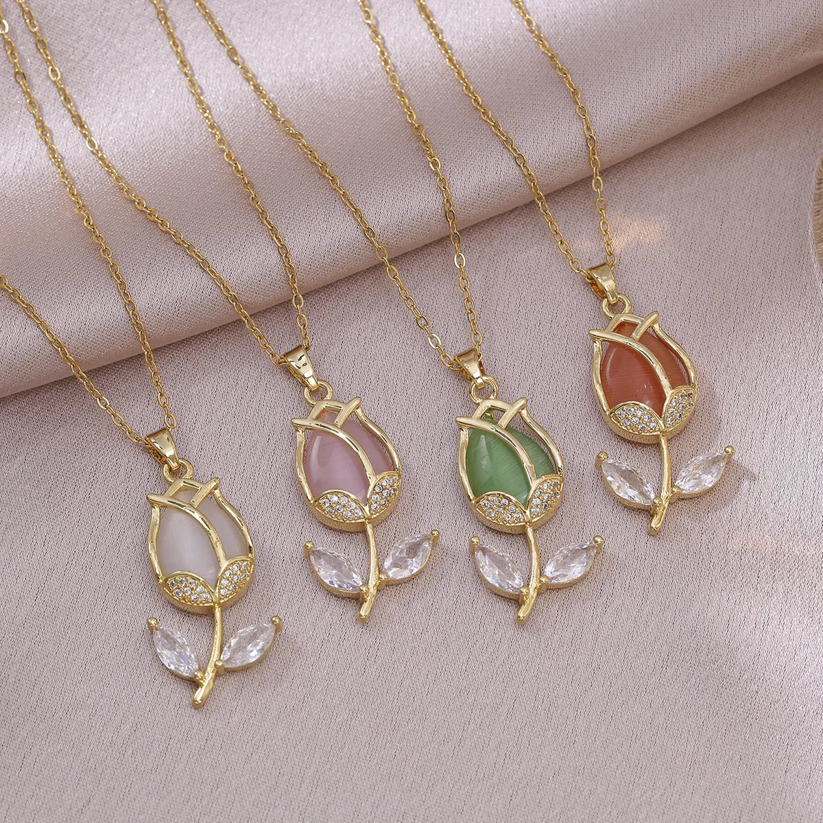 Collar Dorado con Flor Tulipán Circonita Piedra Lunar | Ticotrendy