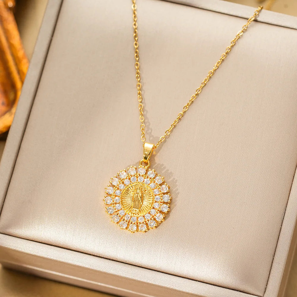 Cadena de acero inoxidable de lujo con circonita de la Virgen María, collares con colgante redondo para mujeres y hombres, joyería religiosa, accesorios de regalos