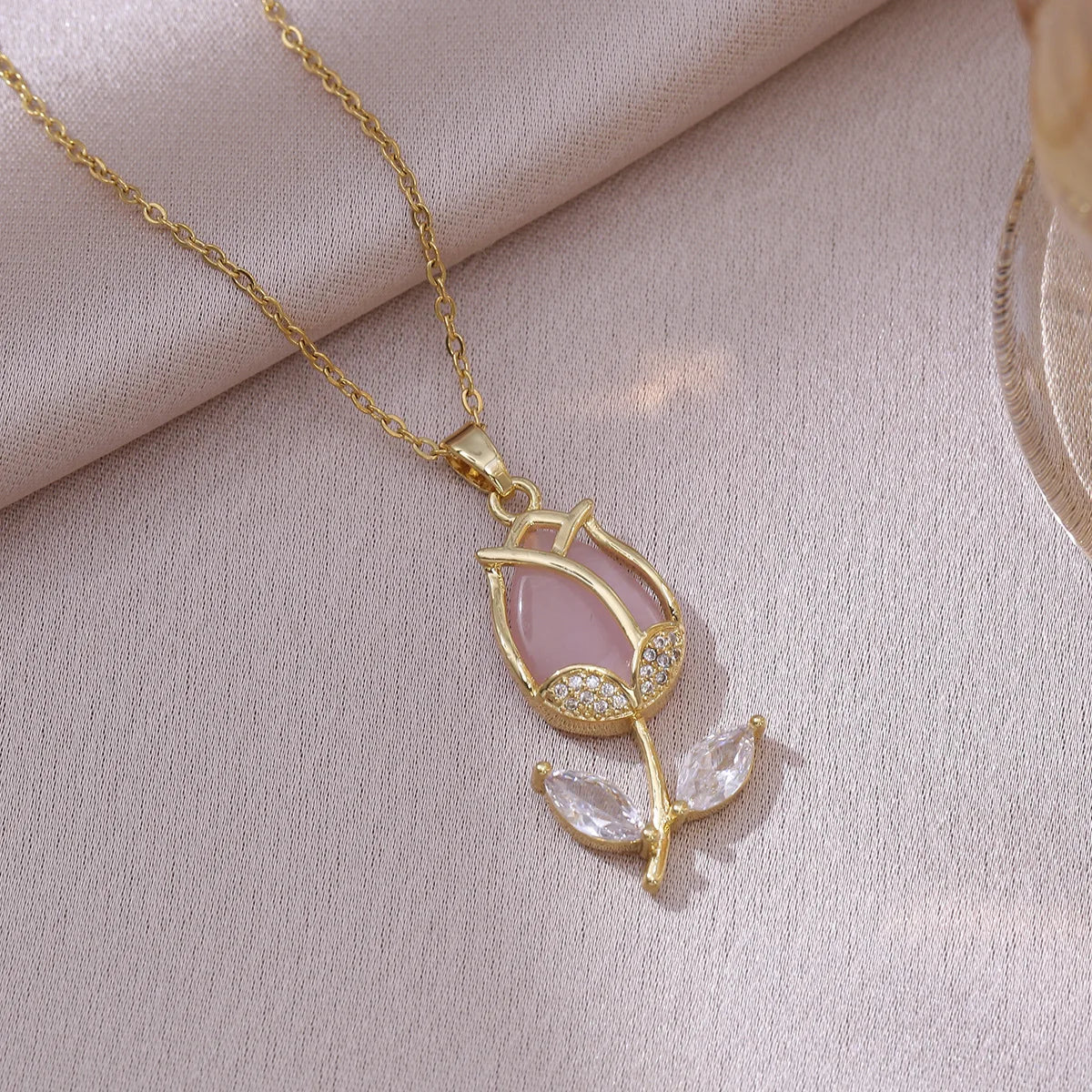 Collar Dorado con Flor Tulipán Circonita Piedra Lunar | Ticotrendy