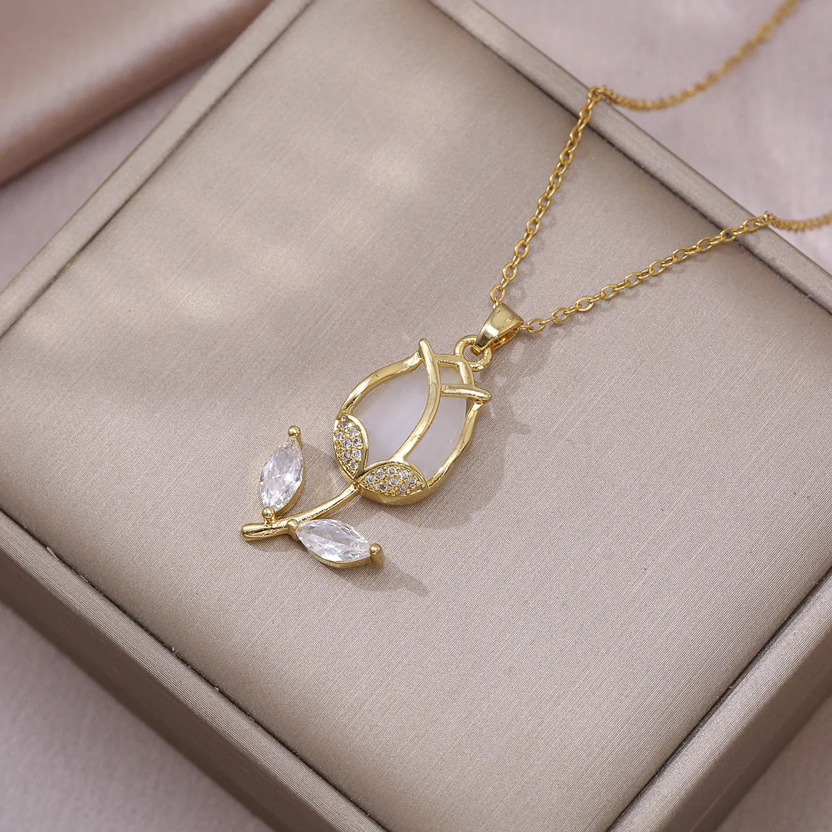 Collar Dorado con Flor Tulipán Circonita Piedra Lunar | Ticotrendy