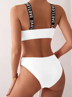 Bikini con Letras y Abertura - Diseño Atrevido y Color Sólido para la Playa