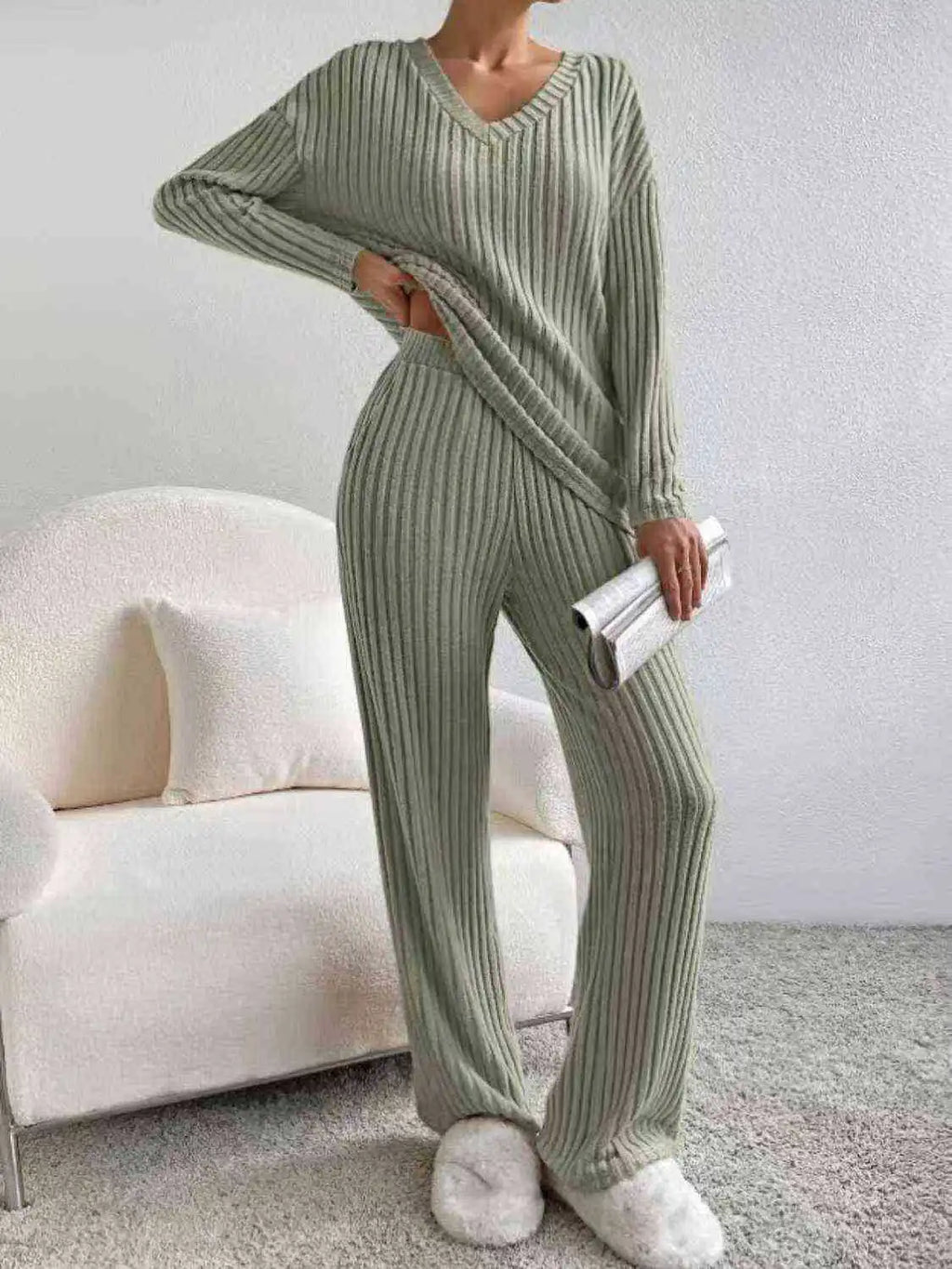 Traje Casual Rayas Albaricoque | Pantalón Recto | Cuello V | Look de Hogar P/V 2025