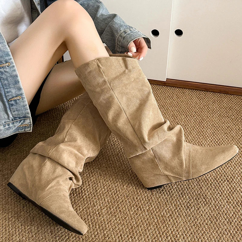 Estilo Retro: Botas de Gamuza de Media Pantorrilla