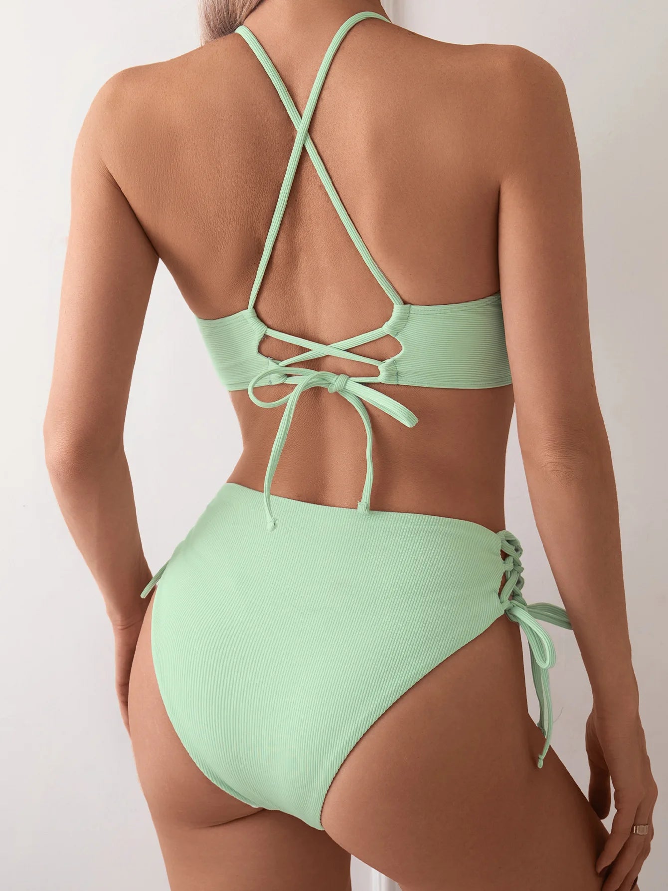 Bikini con Cordones y Cuello en V Profundo - Triangulares