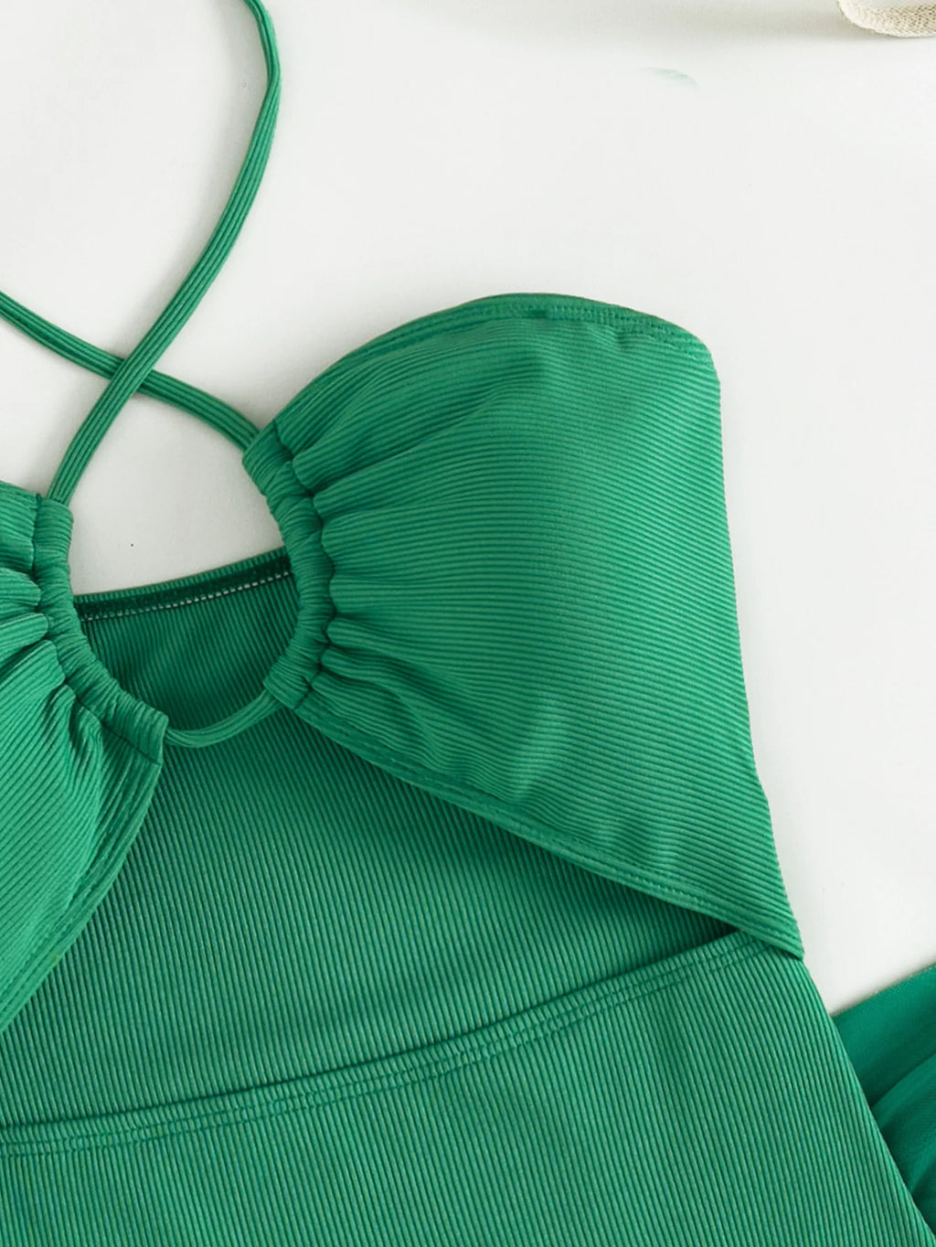 Bañador de Una Pieza Halter Recortado con Falda - Estilo Sexy y Monocromático