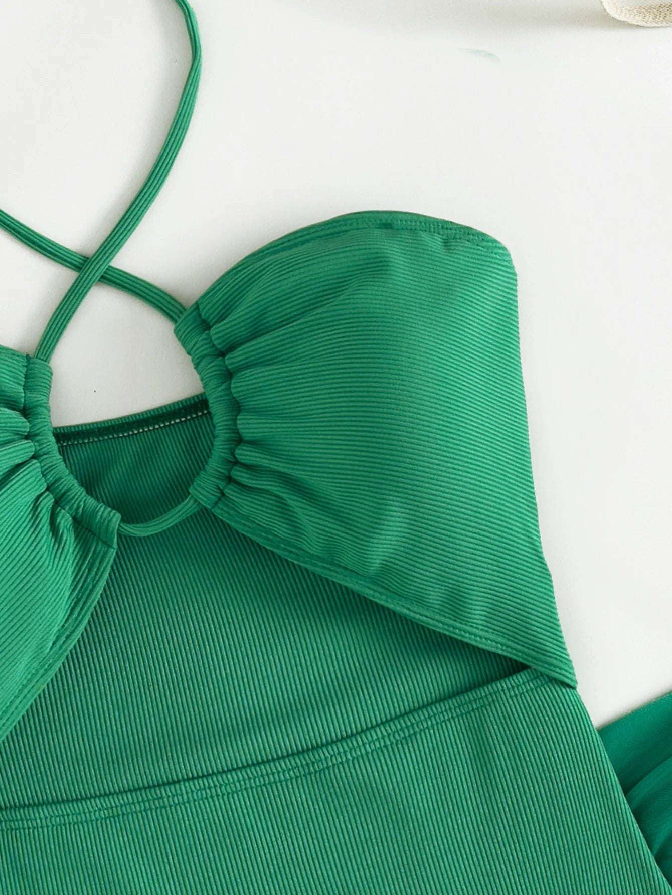Bañador de Una Pieza Halter Recortado con Falda - Estilo Sexy y Monocromático
