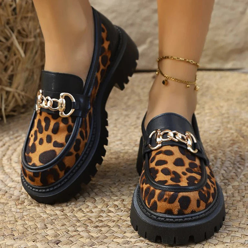 Mocasines de Leopardo Retro con Plataforma | Gamuza y Detalle Metálico | Punta Redonda