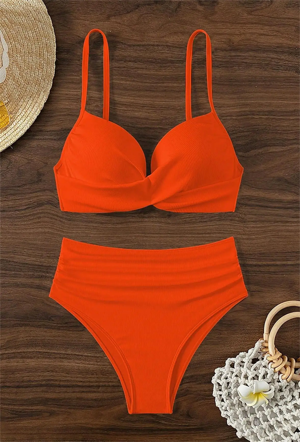 Bikini con Tirantes Finos y Cuello en V - Cintura Alta Torcida