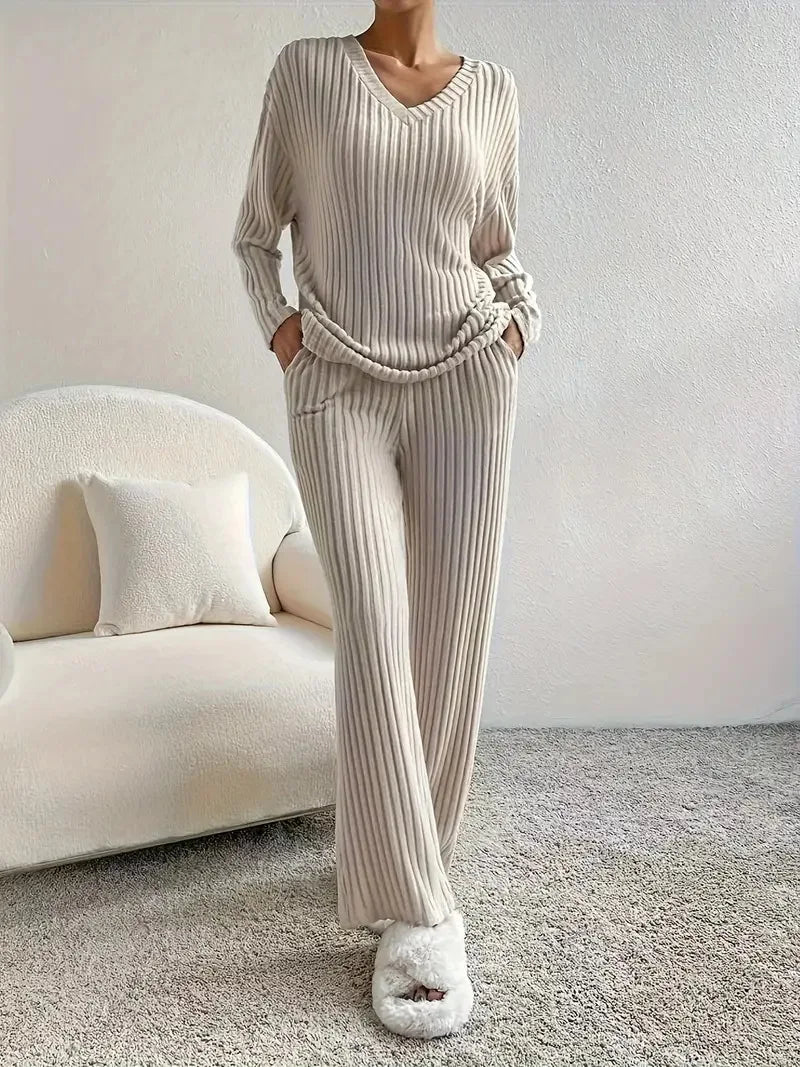 Traje Casual Rayas Albaricoque | Pantalón Recto | Cuello V | Look de Hogar P/V 2025