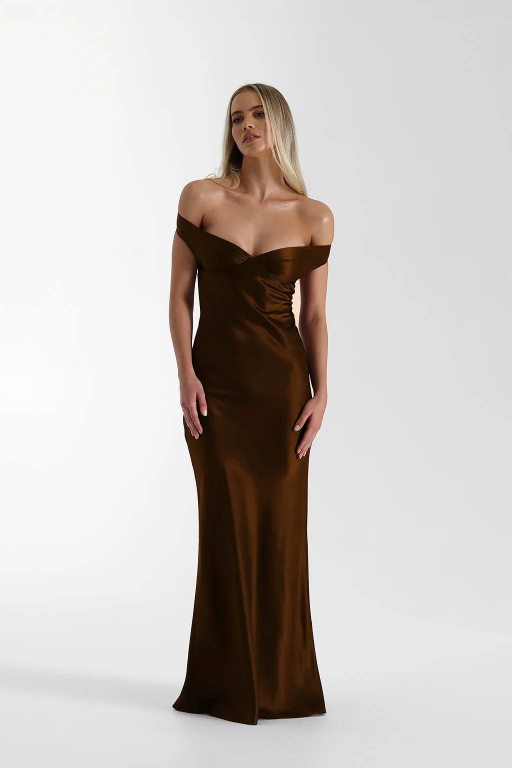 Vestido largo de satén con lazo y espalda descubierta para mujer