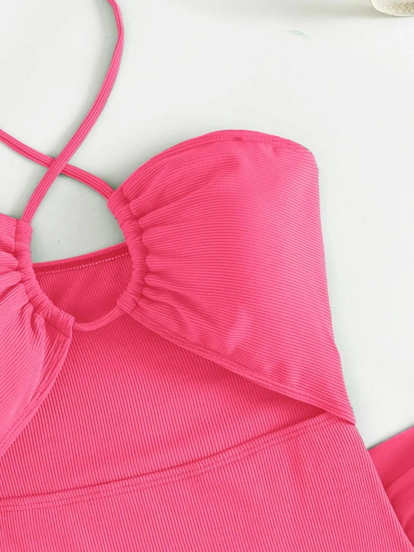 Bañador de Una Pieza Halter Recortado con Falda - Estilo Sexy y Monocromático