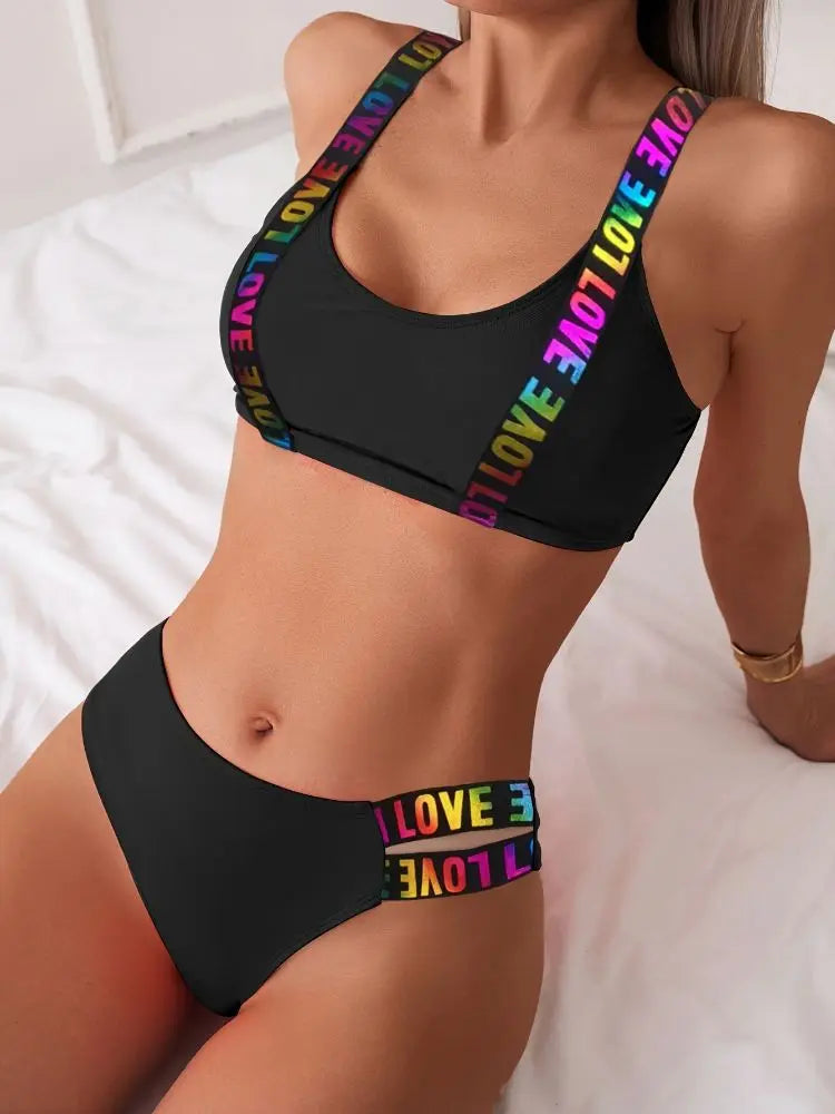Bikini con Letras y Abertura - Diseño Atrevido y Color Sólido para la Playa