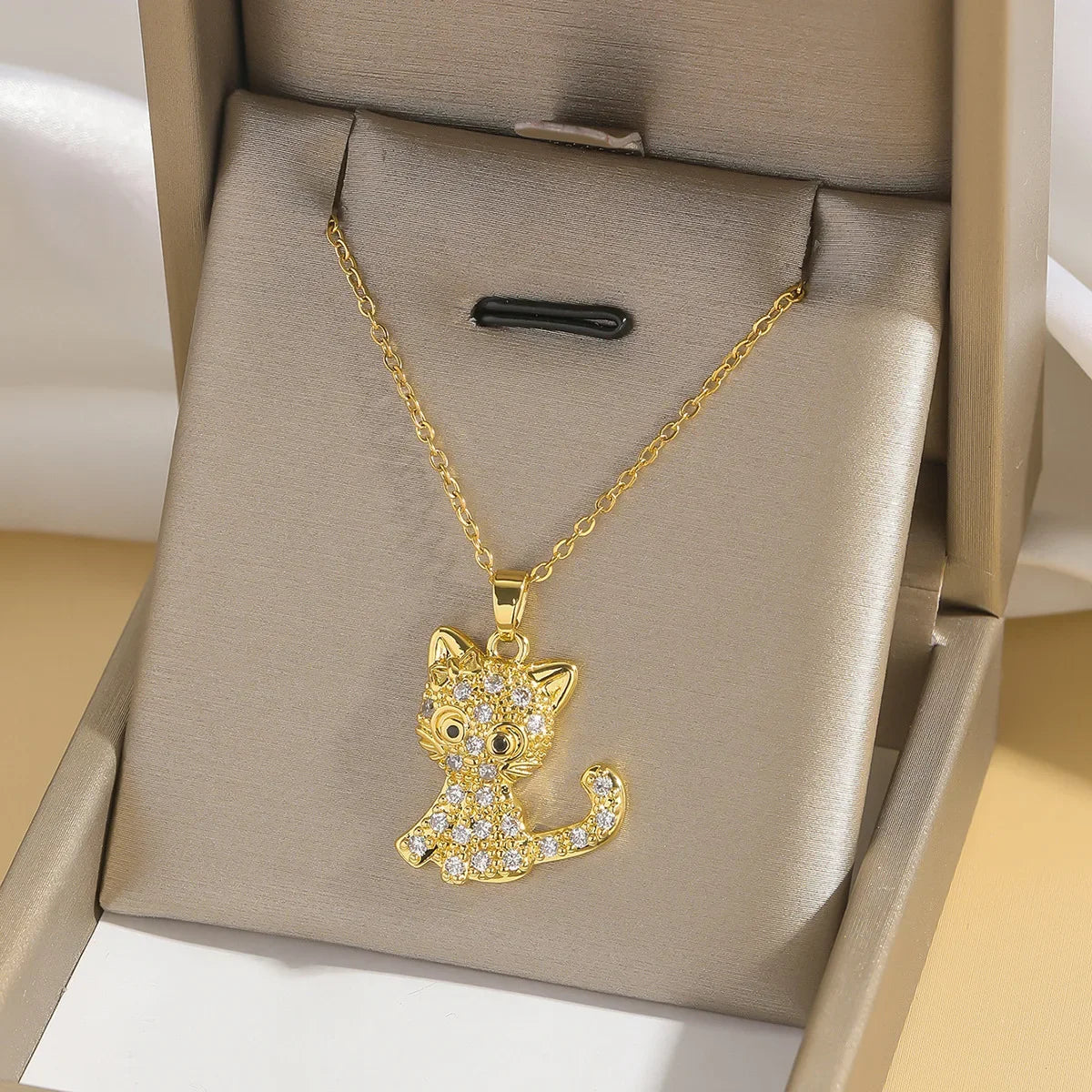 Sanrio lindo Hello Kitty collares con colgante de circón para mujeres niñas encantador gato de dibujos animados gatito cadena de acero inoxidable regalos de joyería