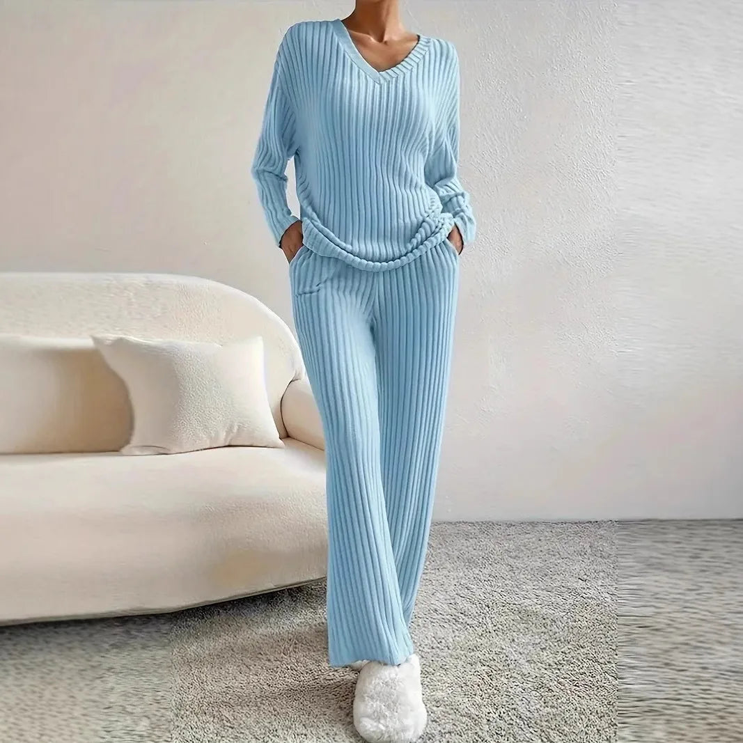 Traje Casual Rayas Albaricoque | Pantalón Recto | Cuello V | Look de Hogar P/V 2025